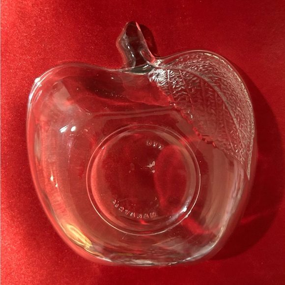 Two 5” Apple dishes leaves etched on. KIG Indonesia. - Picture 6 of 11